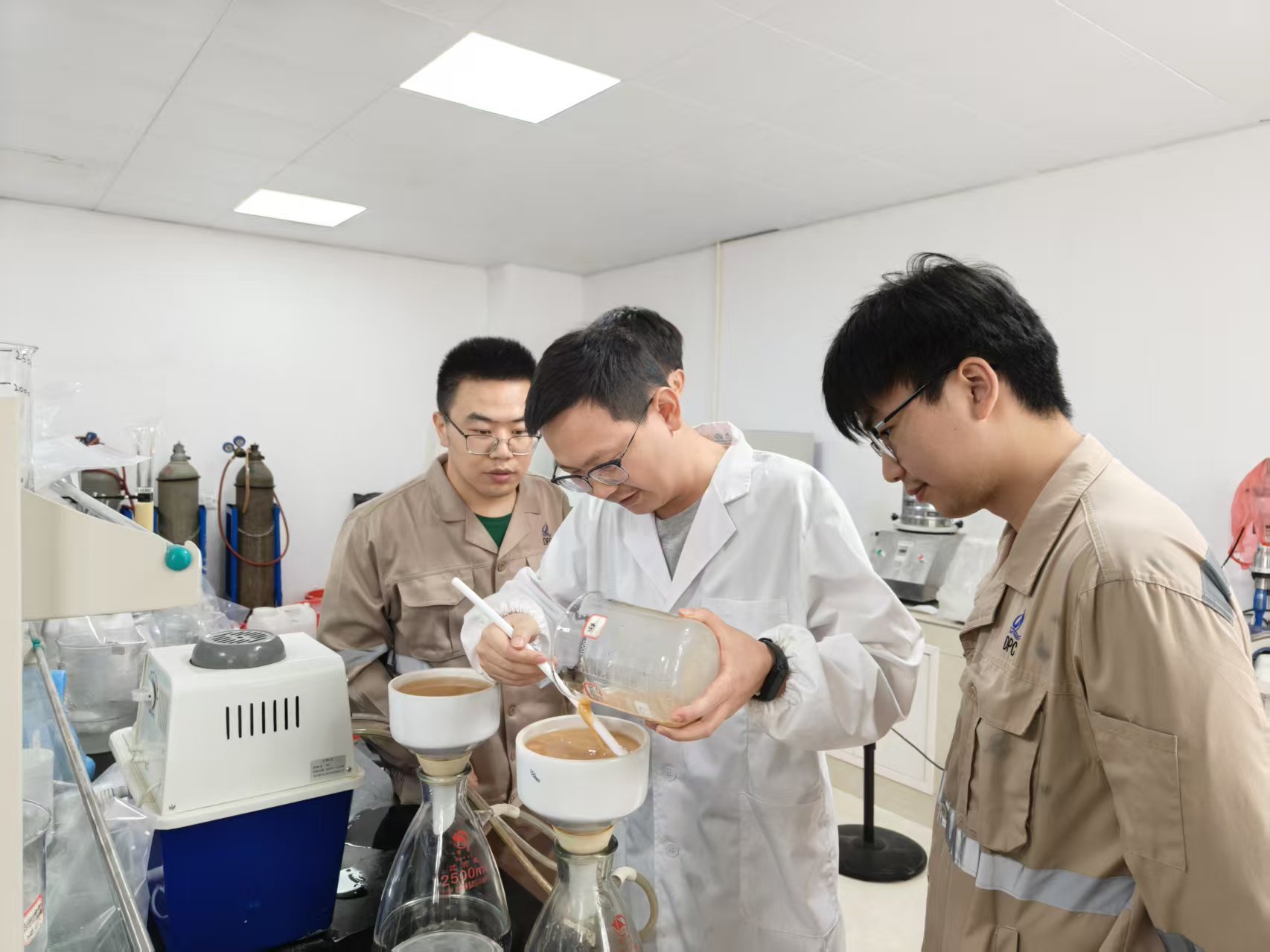 扎根锂业，攻坚路上让“锂”想花开｜leyu·乐鱼锂业研发部90后工程师徐苗